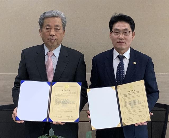 ▲ 김대수 단양교육장(오른쪽)이 수양개보존회와 수양개 선사유적 역사와 문화 등을 교육·체험하는 프로그램 업무협약을 하고 있다.ⓒ단양교육지원청