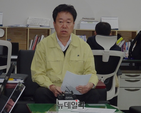 ▲ 31일 충북도 박재명 동물방역과장이 충주 한우농장 구제역 의심축 발생과 관련 향후 처리 방침을 설명하고 있다.ⓒ박근주 기자