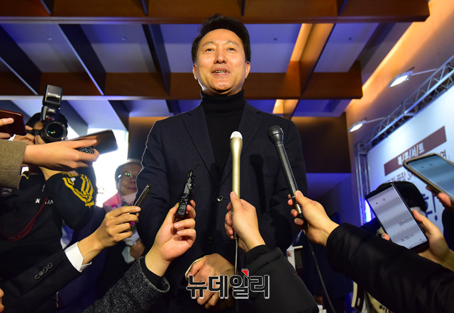 ▲ 오세훈 전 서울시장이 31일 오후 서울 중구 페럼타워 페럼홀에서 열린 출판기념회에 앞서 기자들과 질의응답을 하고 있다. ⓒ정상윤 기자