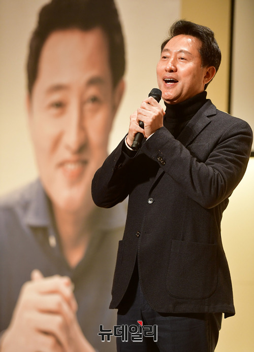 ▲ 오세훈 전 서울시장이 31일 오후 서울 중구 페럼타워 페럼홀에서 열린 출판기념회에서 북콘서트를 진행하고 있다. 오 전 시장은 앞서 취재진들과 만난 자리에서 당대표 출마에 관한 질문에 즉답을 피했다. ⓒ정상윤 기자