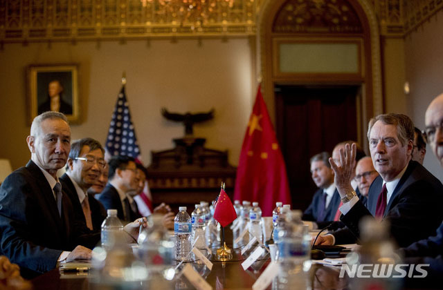 ▲ 30일(현지시간) 백악관에서 열린 미중 고위급 무역협상에 나선 양국 대표단. ⓒ뉴시스 AP. 무단전재 및 재배포 금지.