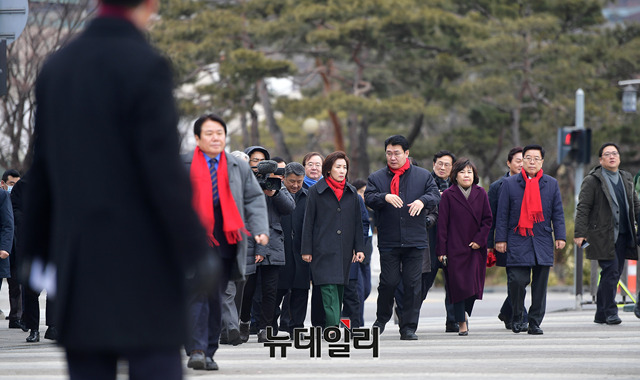 ▲ 31일 오전 자유한국당 의원들이 청와대 앞을 찾아 