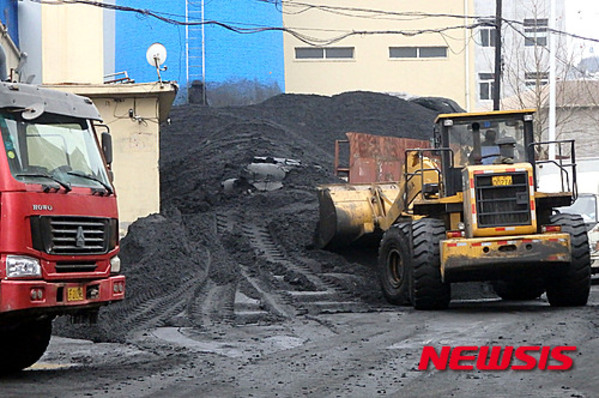 ▲ 대북 제재 이전 북한의 주력 수출품목였던 석탄ⓒ뉴시스. 무단 전재 및 재배포 금지.