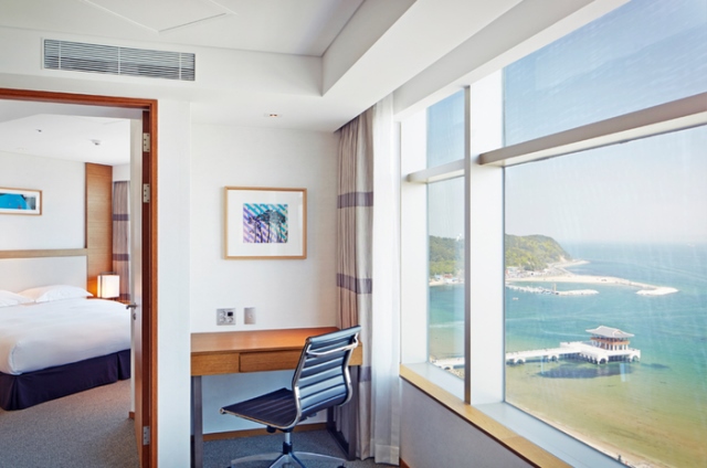 ▲ 모던하고 심플한 디자인의 스탠다드 디럭스룸을 비롯해 온돌, 패밀리 스위트, 센터 스위트 등 총 7가지 타입의 객실을 갖췄다.ⓒ라인호텔