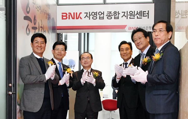 ▲ BNK부산은행은 지난달 31일 본점에서 'BNK 자영업 성공지원센터'를 개소했다. 사진 왼쪽부터 이창욱 제로웹 이사, 김진수 부산일보 상무, 김지완 BNK금융그룹 회장, 오거돈 부산광역시장, 빈대인 부산은행장, 이병태 부산신용보증재단 이사장. ⓒBNK부산은행