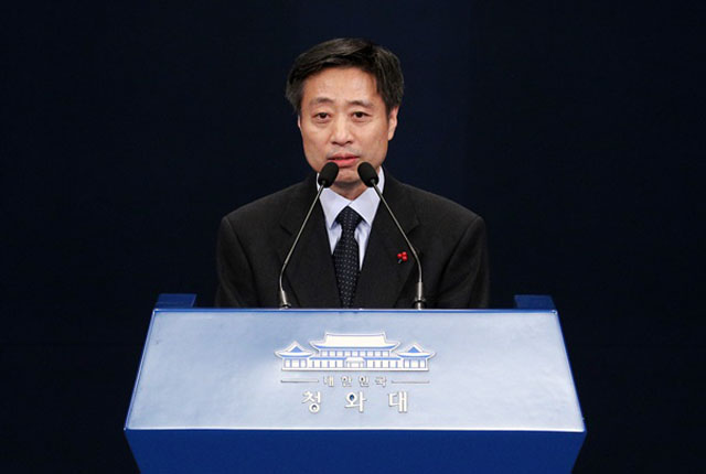 ▲ 지난 1월 8일 임명 뒤 인사하는 윤도한 대통령비서실 소통수석. MBC를 그만둔 지 일주일 만에 청와대에 입성했다. ⓒ뉴시스. 무단전재 및 재배포 금지.