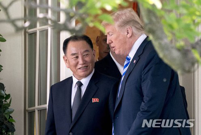 ▲ 지난해 6월 백악관에서 김영철 북한 통일전선부장과 만난 도널드 트럼프 미국 대통령. ⓒ뉴시스 AP. 무단전재 및 재배포 금지.