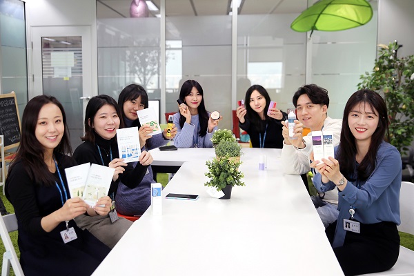 ▲ GS리테일의 H&B스토어 랄라블라의 MD 및 마케팅팀 직원들이 역삼동 GS타워 회의실에서 제품을 들어보이며 미소짓고 있다ⓒGS리테일