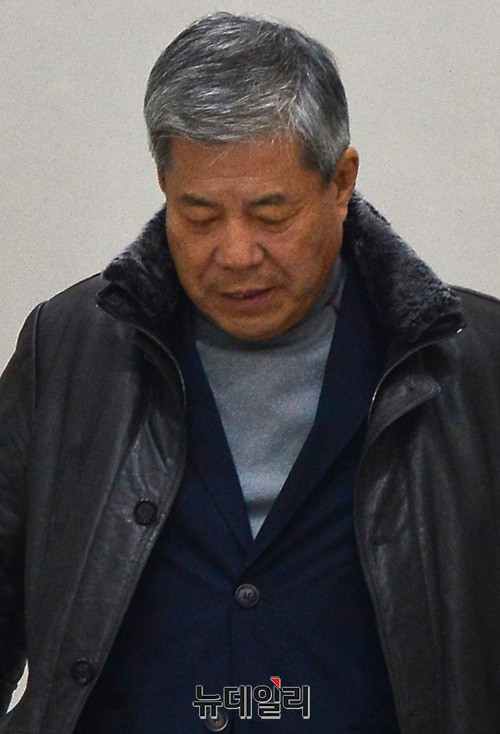 ▲ 강경호 전 다스 사장이 30일 증인신문을 마치고 법정을 빠져나가고 있다. ⓒ뉴데일리 박성원 기자