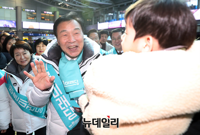▲ 손학규 당대표 등 바른미래당 지도부는 1일 용산역에서 귀성 인사를 했다. ⓒ정상윤 기자