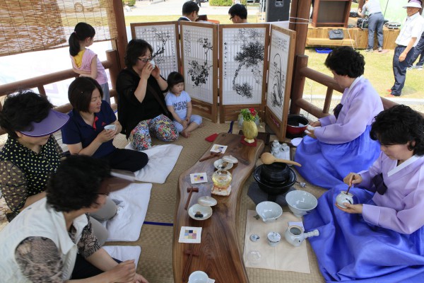 ▲ 제천농기센터 우리음식연구회원들이 지난해 열린 한방박람회장에서 차 시음장을 열고 있는 모습.ⓒ제천시농기센터 홈페이지 캡쳐