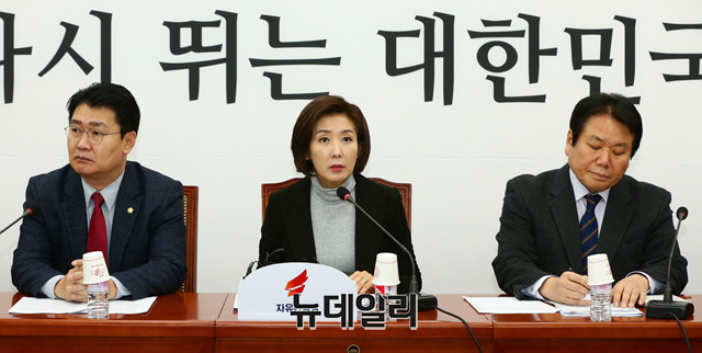▲ 나경원 자유한국당 원내대표가 1일 오전 국회에서 열린 비상원내대책회의에 참석해 모두발언을 하고 있다. ⓒ이종현 기자