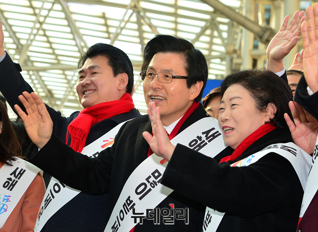 ▲ 황교안 전 국무총리가 설날 연휴를 앞둔 1일 오전 서울역에서 귀성하는 시민들에게 설인사를 하고 있다. ⓒ박성원 기자