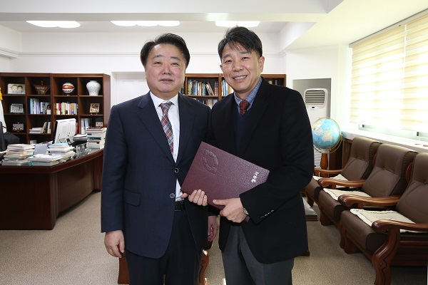 ▲ 한범덕 청주시장이 1일 조원행 신임 청주시립국악단 예술감독 겸 상임지휘자에게 위촉장을 전달한 뒤 기념촬영을 하고 있다.ⓒ청주시