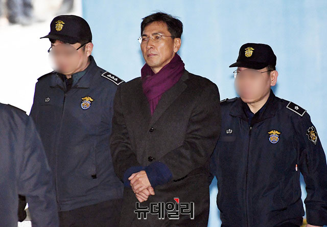 ▲ 안희정 전 충남도지사가 1일 항소심에서 징역 3년 6개월을 선고받고 법정구속 됐다. 안 전 지사가 구치소행 호송차에 탑승하기 위해 이동하고 있다. ⓒ박성원 기자