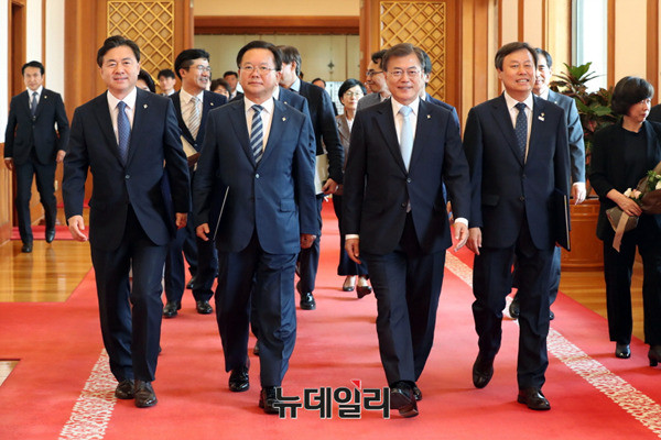 ▲ 문재인 대통령과 내각 인사들. ⓒ뉴데일리 DB