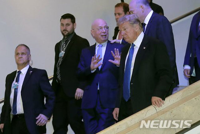 ▲ 2018년 1월 다보스 포럼에 참석한 트럼프 미국 대통령과 그에게 열심히 설명하는 다보스 포럼 창시자 클라우스 슈밥 박사. ⓒ뉴시스 AP. 무단전재 및 재배포 금지.