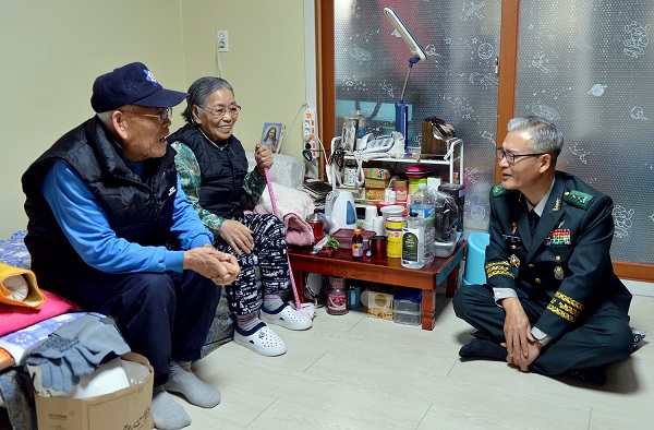 ▲ 조한규 합동군사대학교 총장이 1일 대전의 6‧25 참전용사의 집을 방문, 환담을 하고 있다.ⓒ합동군사대학교