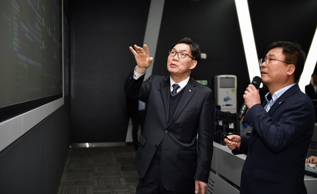 ▲ 이대훈 은행장이 NH통합IT센터를 찾아 주요시스템을 점검하고, 직원들을 격려하고 있다.ⓒNH농협은행