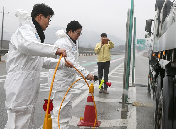 ▲ 양승조 충남지사가 3일 공주시 거점소독소에서 구제역 차단방역을 실시하고 있다.ⓒ충남도