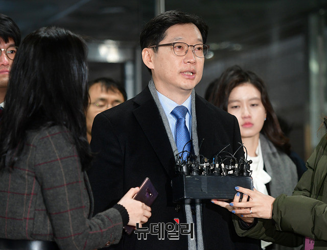 ▲ 김경수 경남지사가 지난해 12월 28일 오전 서울 서초동 중앙지법에서 열린 결심공판에 출석하고 있는 모습. 그는 이달 30일 징역 2년을 선고받고 법정구속됐다. ⓒ정상윤 기자