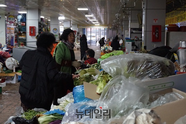 ▲ 설을 이틀 앞둔 3일 충북 옥천군 옥천읍 옥천공설시장에서 한 상인이 차례상에 올린 제수용품을 판매하고 있다.ⓒ김정원 기자