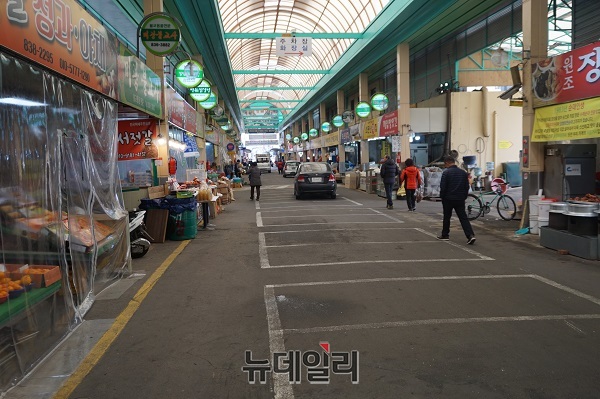 ▲ 설을 사흘 앞둔 지난 2일 충북 증평군 증평읍 증평장뜰시장은 설대목이라는 말이 무색할 정도로 시장이 썰렁한 모습이다.ⓒ김정원 기자