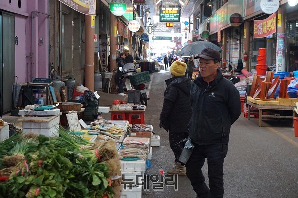 ▲ 3일 충북 영동군 영동읍 영동전통시장은 설을 이틀 앞두고 있었지만 비가 내리는 만큼이나 시장이 활기가 없었다. ⓒ김정원 기자