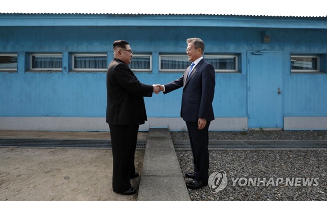문재인 대통령과 김정은 북한 국무위원장이 지난해 판문점에서 악수하는 모습. ⓒ연합뉴스