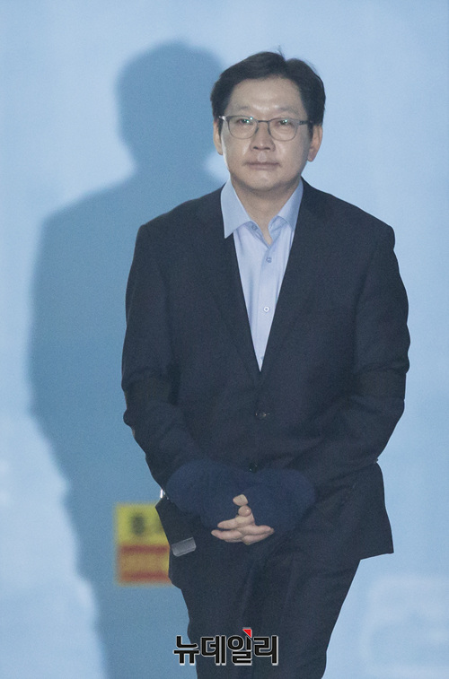 ▲ 드루킹 김동원 씨와 공모해 댓글 조작을 벌인 혐의로 1심에서 징역 2년을 선고 받은 김경수 경남도지사가 30일 오후 서울 서초구 서울중앙지법에서 호송차로 향하고 있다. ⓒ박성원 기자