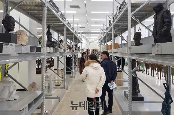 ▲ 충북 청주시 청원구에 지난해 12월 27일 개관한 국립현대미술관청주에 청주시민 등의 관람객들의 발길이 이어지고 있다. 관람객들이 1층 전시실에서 작품을 감상하고 있다. ⓒ김정원 기자