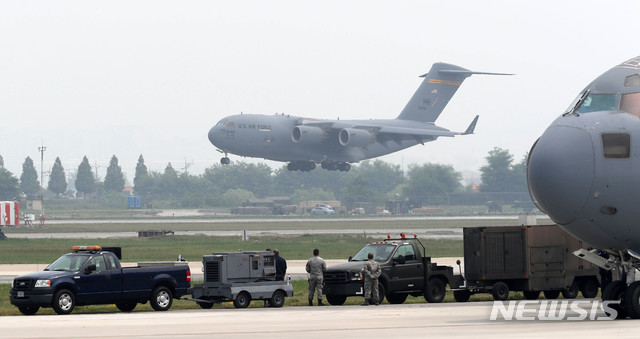 ▲ 스티븐 비건 미국 국무부 대북정책특별대표가 6일 북한과 실무협상을 위해 경기도 오산 미 공군기지에서 군용기를 이용해 방북길에 올랐다. 사진은 오산기지에서 군용기가 이착륙하는 모습. ⓒ뉴시스