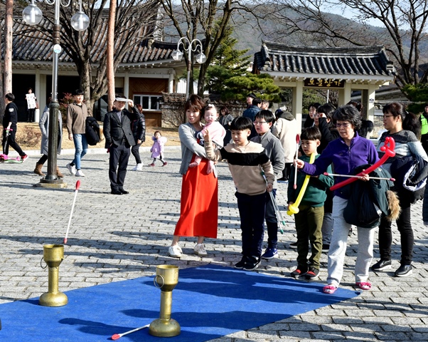 ▲ 보문호광장 관광객들이 민속놀이를 즐기고 있다.ⓒ관광공사