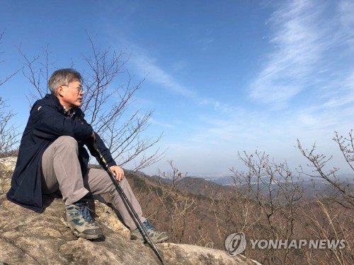 지난 4일 경남 양산 자택 뒷산에 올라 생각에 잠겨 있는 문재인 대통령의 모습.  ⓒ청와대·연합뉴스 제공