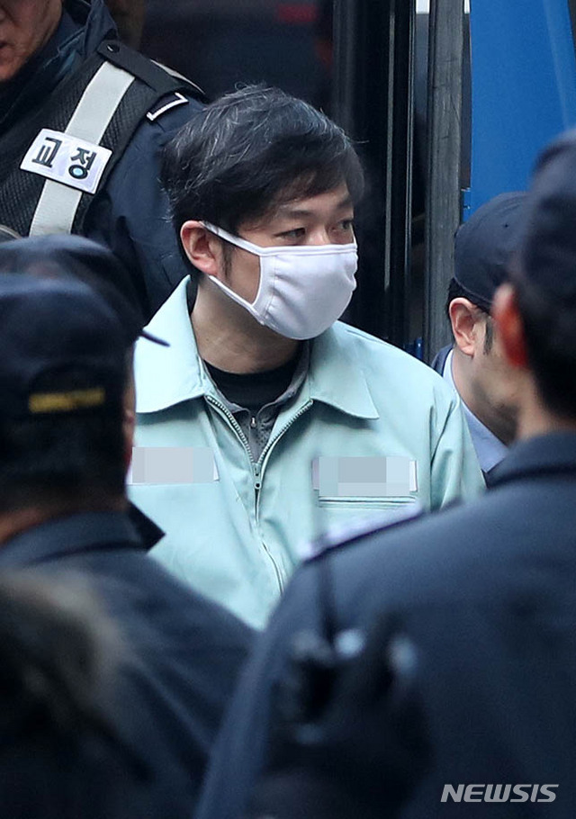 ▲ 조재범 전 쇼트트랙 국가대표 코치가 1월 23일 오전 경기 수원시 영통구 수원지방법원에서 심석희 선수를 비롯한 쇼트트랙 선수 4명을 상습 폭행 등 사건에 대한 항소심 공판을 받기 위해 호송차서 내려 법정으로 향하고 있다. ⓒ뉴시스