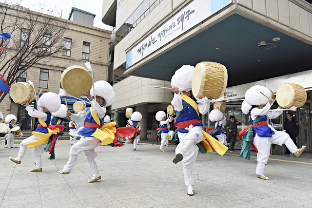 ▲ 7일 오전 대구시청사 앞에서 날뫼북춤보존회가 지신밟기로 만복을 기원했다.ⓒ대구시