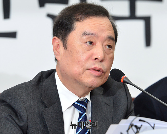 ▲ 김병준 자유한국당 비상대책위원장이 7일 오전 국회에서 열린 비상대책위원회에서 모두발언을 하고 있다.ⓒ박성원 기자