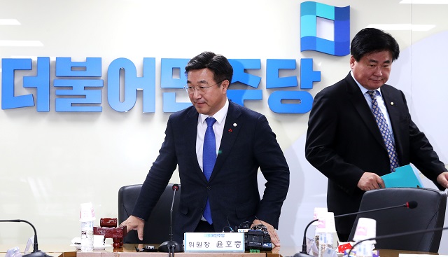 ▲ 더불어민주당 윤호중 의원(왼쪽)과 소병훈 의원. ⓒ뉴시스