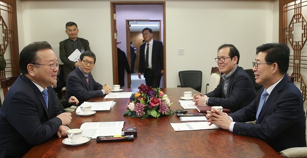 ▲ 양승조 충남도지사가 7일 정부서울청사에서 김부겸 행정안전부 장관을 방문해 유관순 열사의 서훈 등급 격상을 요청했다.ⓒ충남도