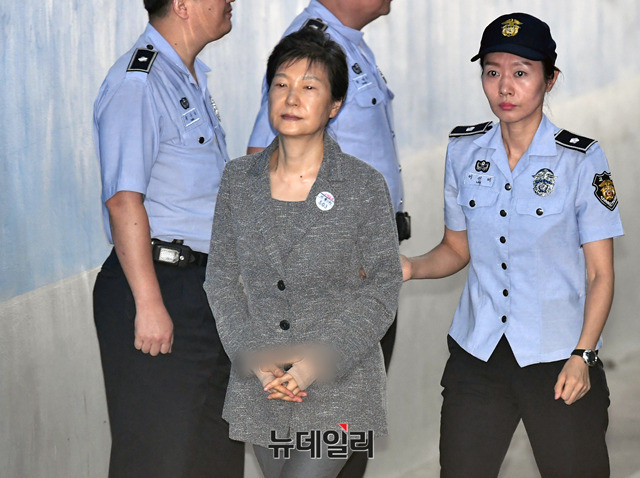 ▲ 박근혜 전 대통령이 2017년 8월25일 서울중앙지방법원에서 열린 국정농단 사건 공판에 출석하고 있다.ⓒ뉴데일리DB