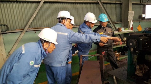 ▲ 포항제철소가 고객사를 대상으로 설비솔루션 기술지원 활동을 실시하고 있다.ⓒ포스코