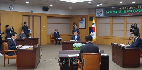 ▲ 양승조 충남지사가 7일 대전시청에서 열린 2030 아시안게임 충청권 4개시도 공동유치 협약에 앞서 행사장에 참석, 협약식 자료를 살펴보고 있다. ⓒ김정원 기자