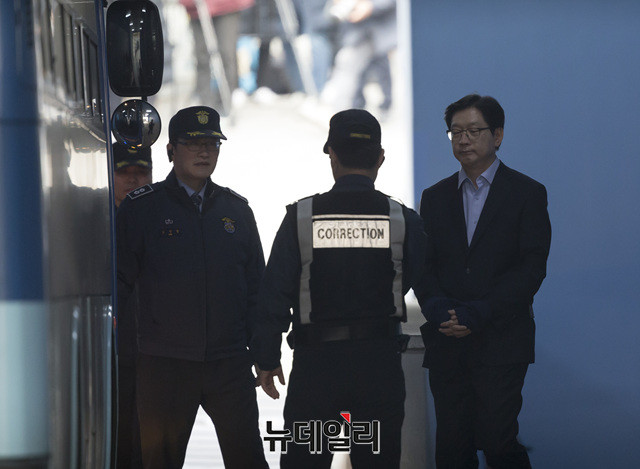 지난달 30일 징역 2년을 선고받고 법정구속 된 김경수 경남도지사가 구치소로 이동하기 위해 호송차에 오르고 있다. 박성원 기자