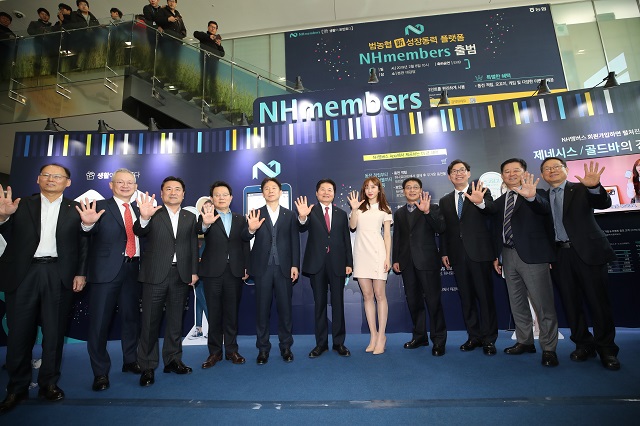 ▲ 김병원 농협중앙회장(왼쪽6번째)과 홍보모델 EXID의 하니 등 범농협 임원들이 시연행사 후 농가소득 5000만원을 염원하는 퍼포먼스를 시현하고 있다.ⓒ농협은행