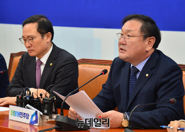 김태년 더불어민주당 정책위의장이 1월 15일 오전 국회에서 열린 원내대책회의에서 모두발언을 하고 있다.박성원 기자