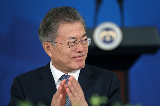 ▲ 문재인 대통령이 8일 청와대 영빈관에서 전국 시장·군수·구청장 초청 오찬간담회를 하고 있다. ⓒ뉴시스