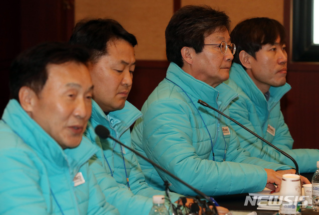 ▲ 8일 경기도 양평 쉐르빌호텔에서 열린 바른미래당 2019 의원 연찬회에서 손학규 대표(가장 왼쪽)가 발언하고 있다. ⓒ뉴시스