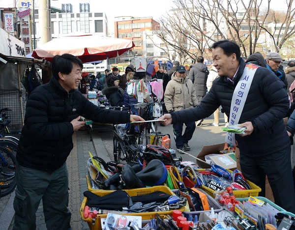 ▲ 이계문 서민금융진흥원장 겸 신용회복위원장(오른쪽)은 8일 서울 중구 황학동 벼룩시장 일대를 방문해 시장상인들의 의견을 청취하고 있다.ⓒ서민금융진흥원