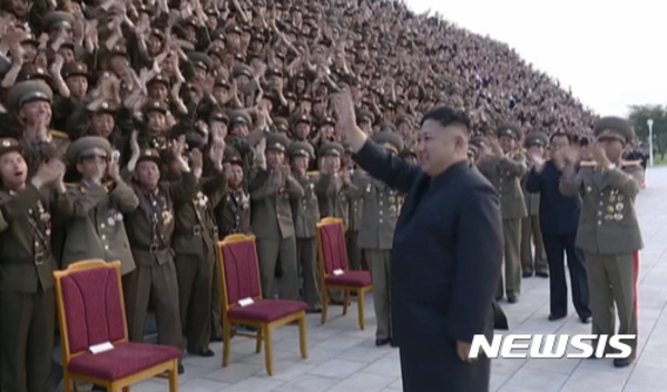 ▲ 김정은이 금수산 태양궁전에서 ICBM급 화성-14형 시험발사에 관여한 기술자들을 격려한 모습ⓒ뉴시스. 무단 전재 및 재배포 금지.