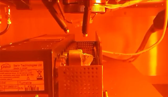 ▲ 공업용 레이저로 다이아몬드를 커팅하는 모습. ⓒ유튜브 다이아몬드 공업 홍보영상 캡쳐.